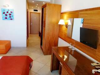 Отель Briz Beach apartments - section B Солнечный Берег Двухместный номер с 1 кроватью или 2 отдельными кроватями и балконом с видом на море-9