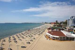 Отель Briz Beach apartments - section B Солнечный Берег Двухместный номер с 1 кроватью или 2 отдельными кроватями и балконом с видом на море-13