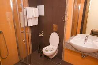 Отель Briz Beach apartments - section B Солнечный Берег Двухместный номер с 1 кроватью или 2 отдельными кроватями и балконом с видом на море-16