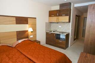 Отель Briz Beach apartments - section B Солнечный Берег Двухместный номер с 1 кроватью или 2 отдельными кроватями и балконом-1
