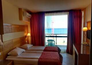 Отель Briz Beach apartments - section B Солнечный Берег Номер-студио с видом на море-8